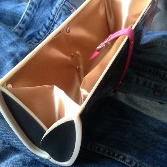 Magazine clutch purse hard case pink closure - Picture 2 of 4